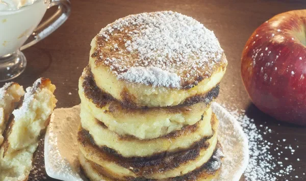 Фото блюда: Сырники из творога с яблоками и манкой на сковороде