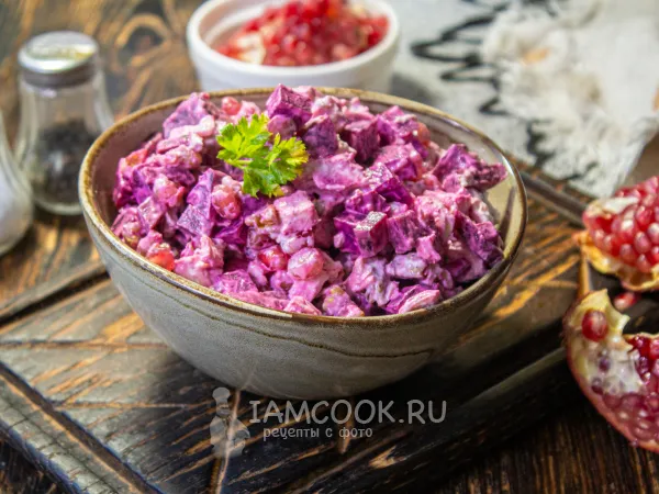 Фото готового блюда: Салат со свеклой, курицей и грецкими орехами