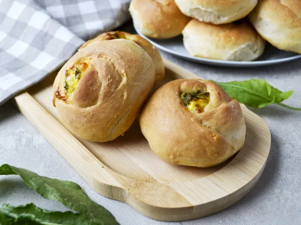 Фото готового блюда: Пирожки с щавелем и яйцом в духовке