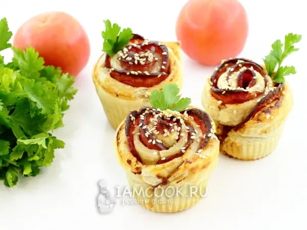Фото готового блюда: Розочки из слоеного теста с колбасой