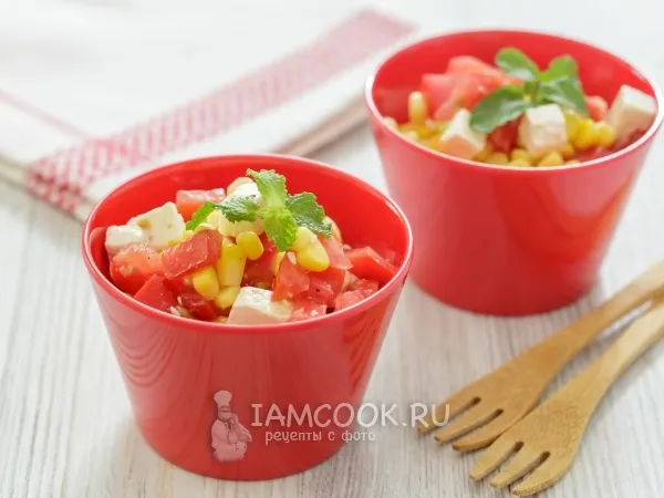 Фото блюда: Салат с помидорами, кукурузой и сыром Фета