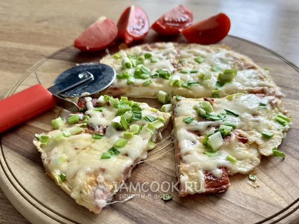 Фото блюда: Тортилья с яйцом, колбасой и сыром на сковороде