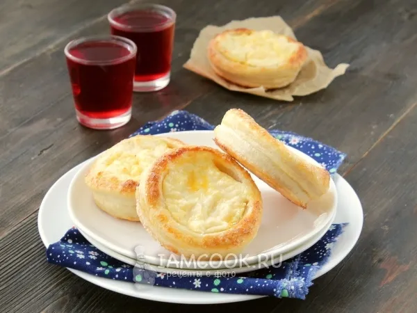 Фото готового блюда: Ватрушки из слоеного теста с творогом