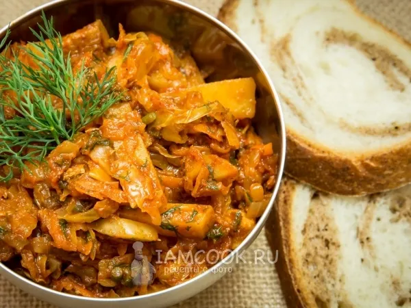 Фото готового блюда: Квашеная капуста, тушенная с мясом и картофелем