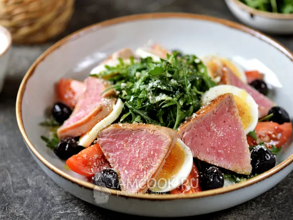 Фото готового блюда: Салат с руколой и свежим тунцом