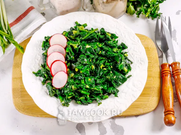 Фото готового блюда: Тушеный шпинат с черемшой