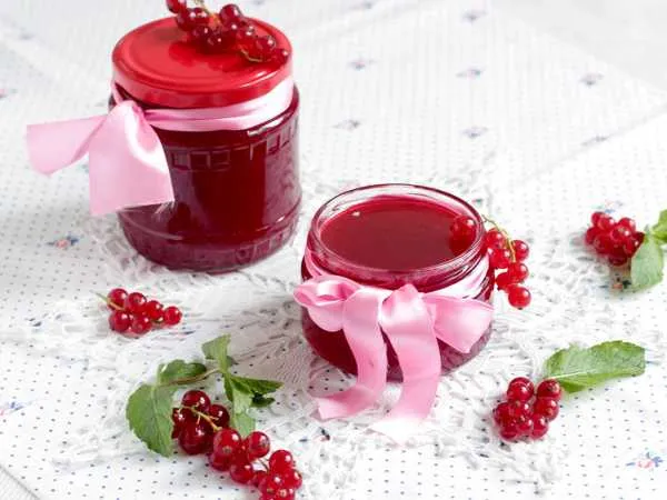 Фото готового блюда: Классическое желе из красной смородины на зиму