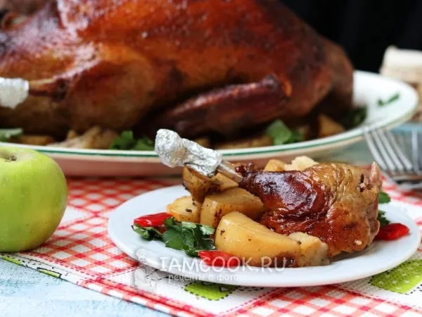 Фото блюда: Утка с яблоками и картошкой в духовке