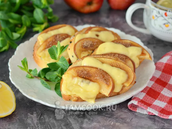 Фото готового блюда: Бутерброды с яблоком и сыром в духовке