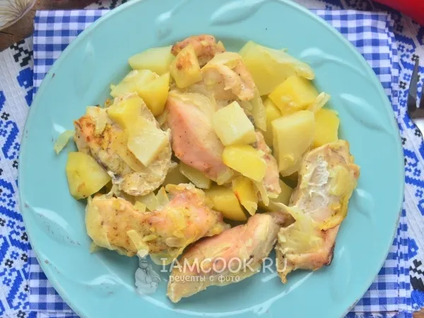 Фото готового блюда: Картошка, запеченная с курицей в мультиварке