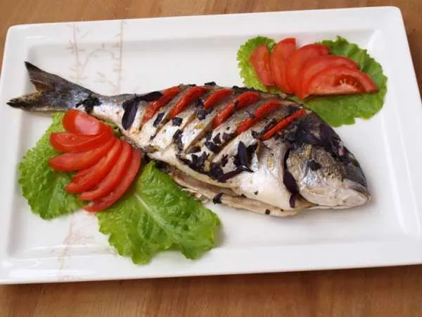 Фото блюда: Дорадо запечённая в духовке с помидорами