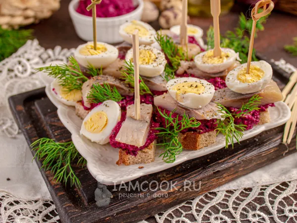 Фото блюда: Канапе с сельдью и свекольным «Песто»