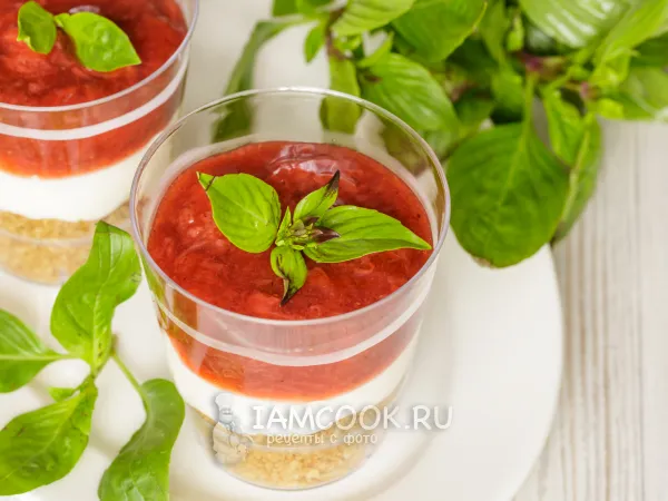 Фото блюда: Десерт из творога, клубники и печенья