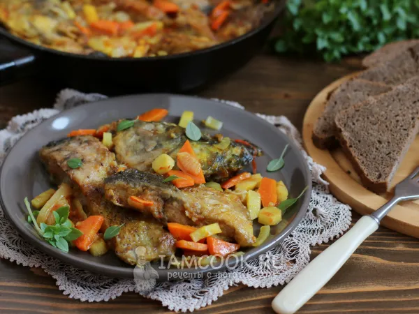 Фото блюда: Тушеный карп с овощами