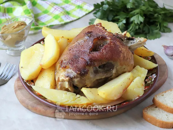 Фото готового блюда: Рулька с картошкой в фольге в духовке