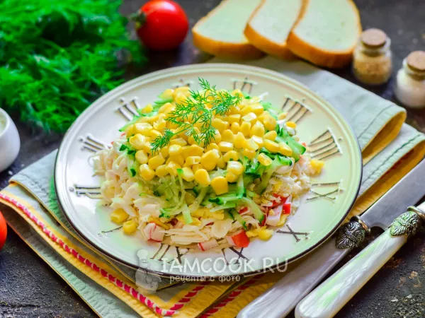 Фото готового блюда: Крабовый салат «Нежный» с кукурузой, огурцом и плавленым сыром