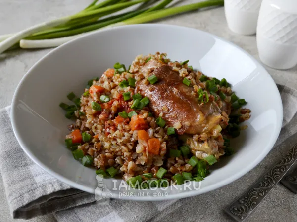 Фото блюда: Гречка с курицей с подливкой на сковороде
