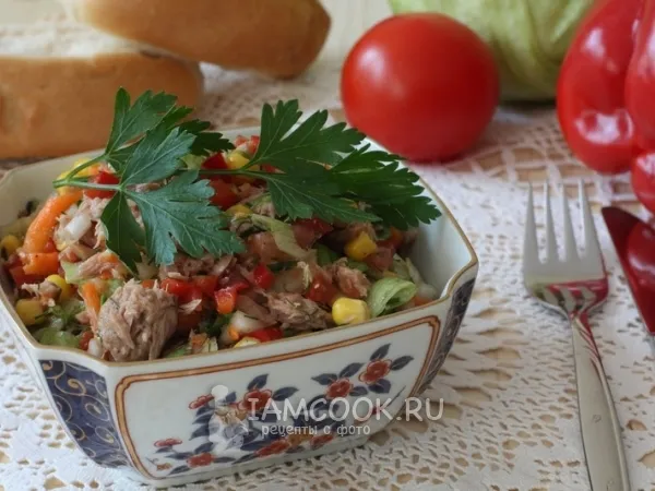 Фото готового блюда: Салат с тунцом и кукурузой
