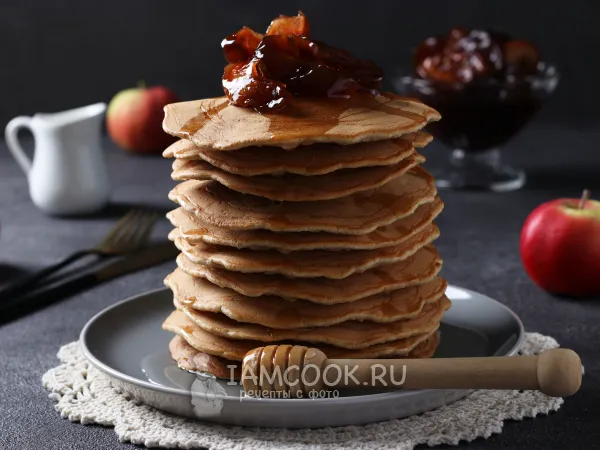 Фото готового блюда: Панкейки на молоке с яблоками