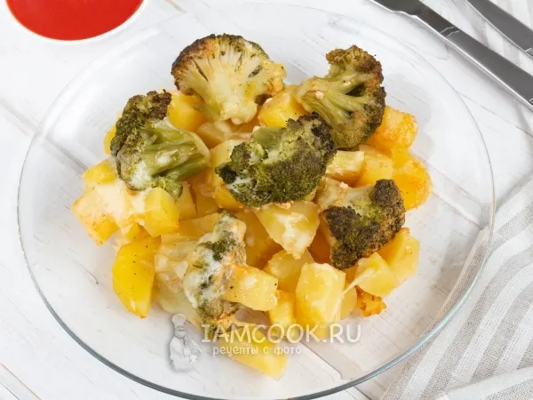 Фото готового блюда: Картошка с брокколи в духовке