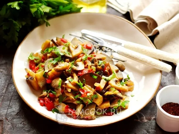 Фото готового блюда: Жареные шампиньоны с баклажанами