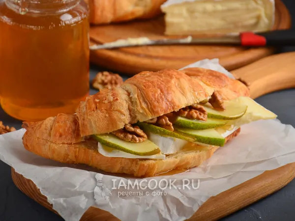 Фото готового блюда: Бутерброды из круассанов с сыром бри, грушей и медом