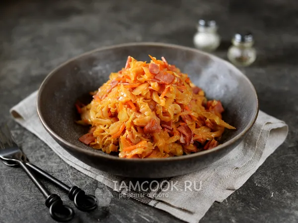 Фото готового блюда: Тушеная капуста с ветчиной