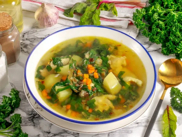 Фото готового блюда: Суп из свекольной ботвы с курицей