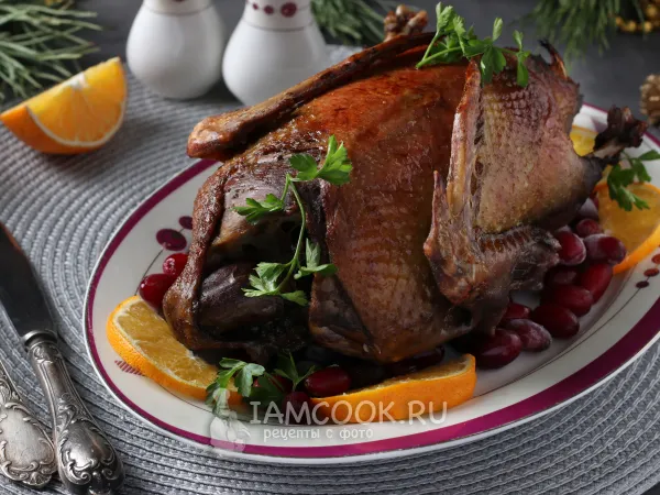 Фото готового блюда: Утка в кисло-сладком соусе в духовке