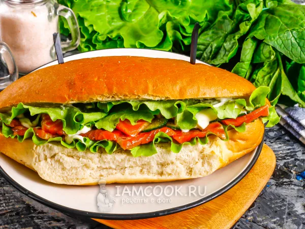 Фото готового блюда: Бутерброд из сайки с красной рыбой