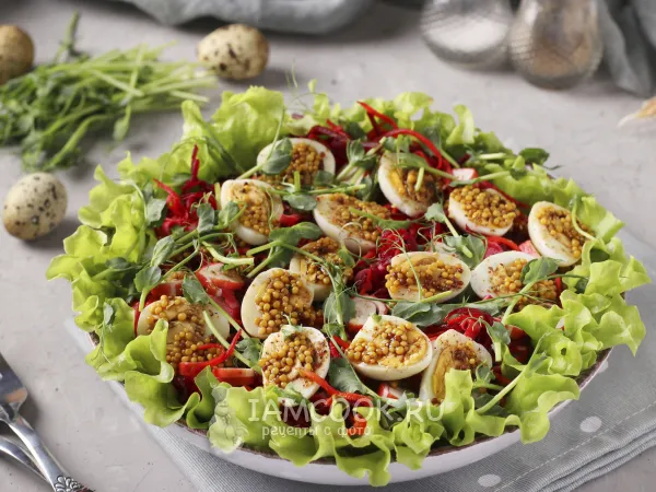 Фото готового блюда: Крабовый салат с корейской морковью, свеклой и перепелиными яйцами