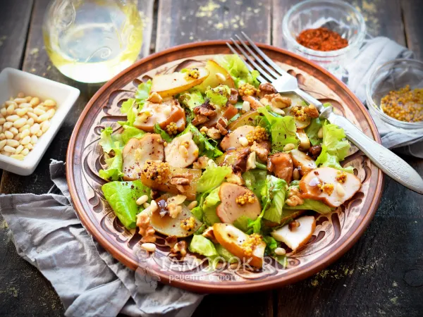Фото готового блюда: Салат с грушей и копченой курицей