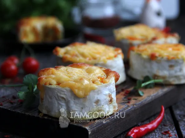 Фото готового блюда: Рулет из лаваша с курицей в духовке