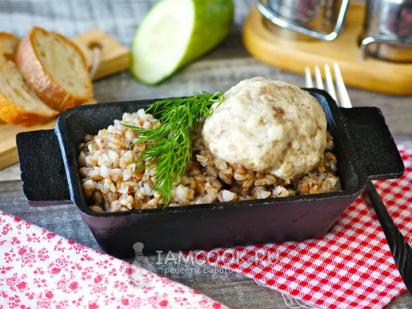 Фото готового блюда: Гречка с котлетами в духовке