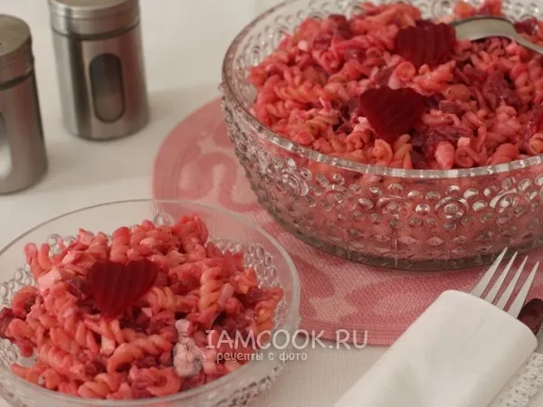 Фото готового блюда: Салат с макаронами и свеклой