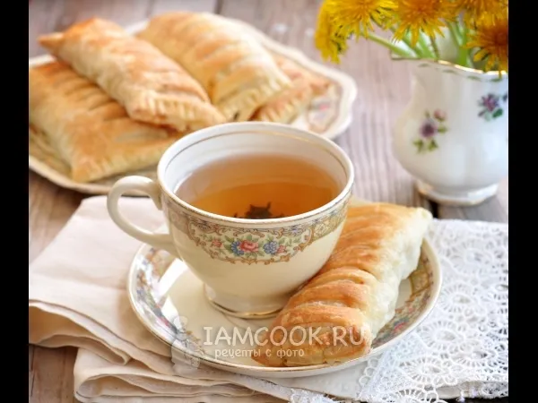 Фото готового блюда: Пирожки с курицей и ветчиной из слоеного теста