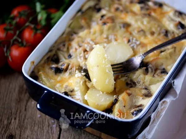 Фото готового блюда: Картошка в сметане с сыром в духовке