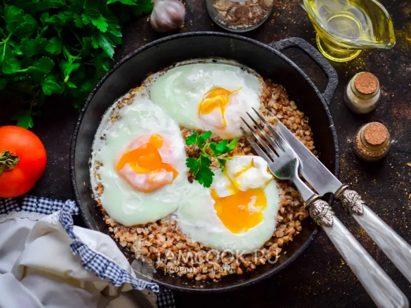 Фото готового блюда: Идея для завтрака: вареная (заранее) гречка с яйцами на сковороде