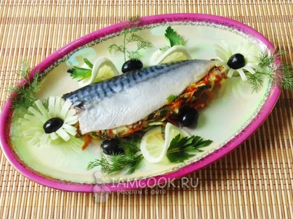 Фото готового блюда: Скумбрия запеченная с овощами в фольге