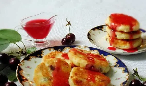 Фото блюда: Сырники с изюмом и соусом из вишни