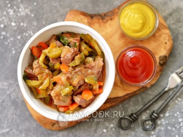 Фото готового блюда: Тушеная говядина с солеными огурцами