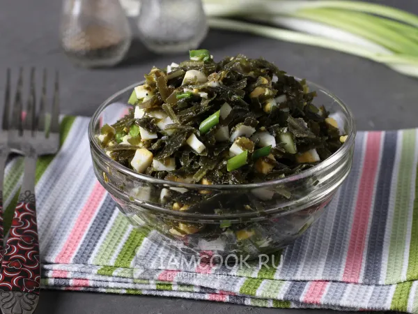 Фото готового блюда: Салат с морской капустой и яйцом