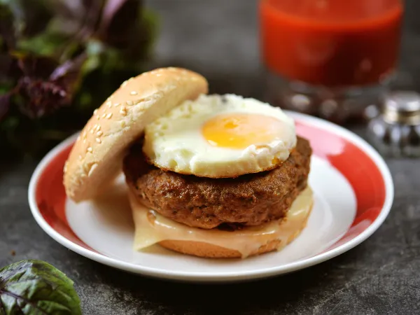 Фото готового блюда: МакМаффин с яйцом и свиной котлетой
