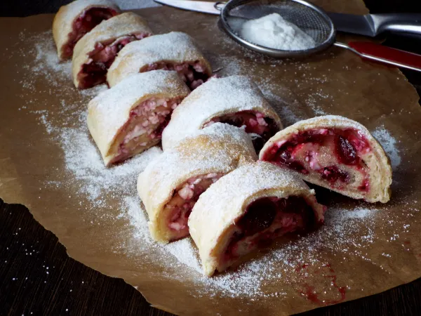 Фото готового блюда: Штрудель с творогом и вишней