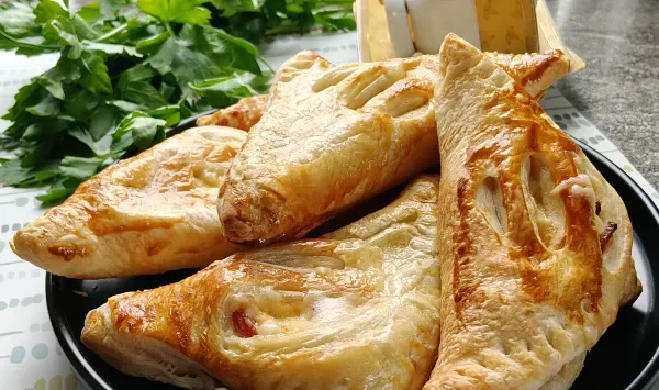 Фото блюда: Слойки с колбасой и сыром в аэрогриле