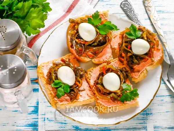 Фото готового блюда: Бутерброды с икрой мойвы и морской капустой