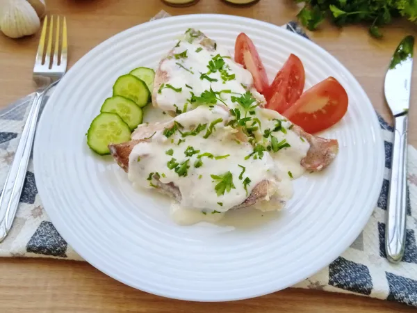 Фото блюда: Морской окунь в сливочном соусе на сковороде