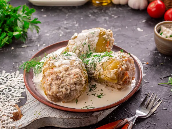 Фото блюда: Фаршированный перец в мультиварке в сметанном соусе