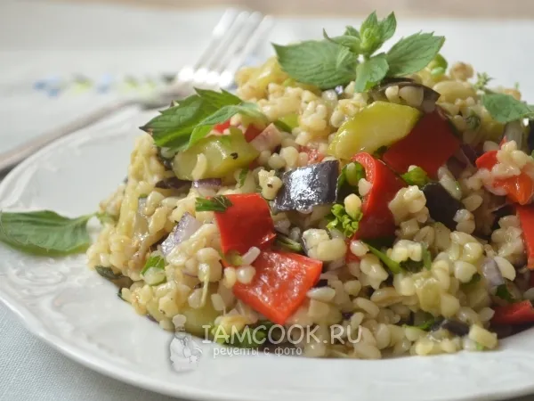 Фото блюда: Теплый салат с булгуром, бакалажнами и кабачками