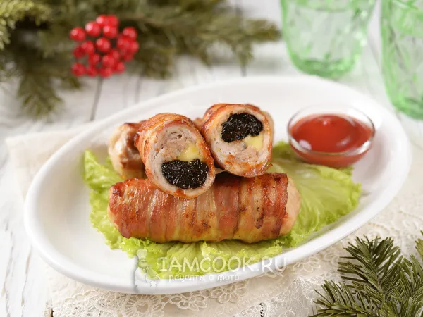 Фото готового блюда: Свиные рулетики с сыром и черносливом в беконе